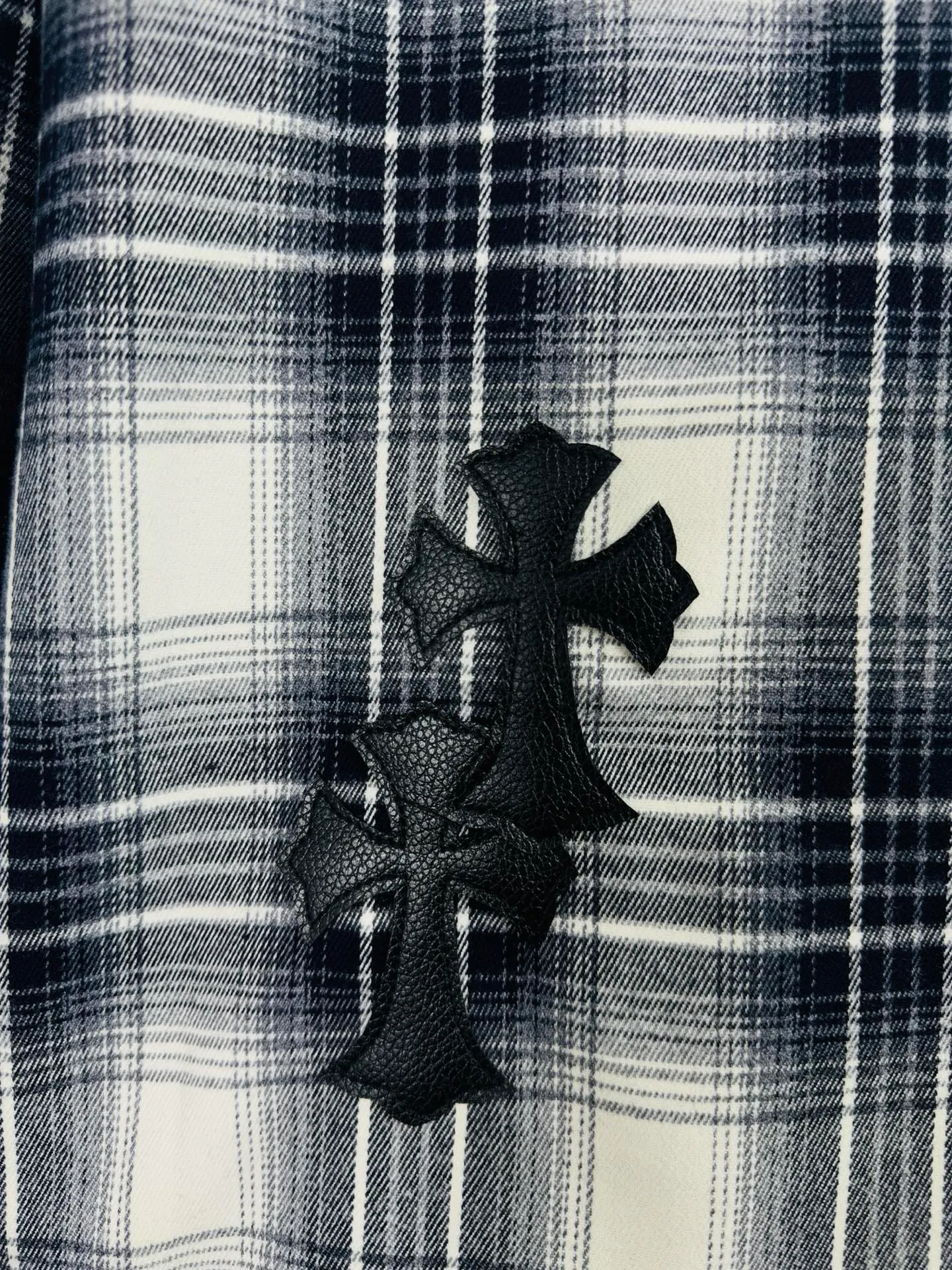 P250 top version, real shot without P, ​​different from market currency) 𝗖𝗵𝗿𝗼𝗺𝗲 𝗛𝗲𝗮𝗿𝘁𝘀/Cro Xin 2025 leather plaid shirt Accessories: Original model-opening collar label ➕100% silk wash water label. Genuine purchase-grade original hangtag➕matching hanging rope➕3D hanging beads➕original packaging bag. Craftsmanship: The original version has consistent wiring! The highest version of the armhole matching technique! Color: Red Black Size: S M L XL Style No.: 8001